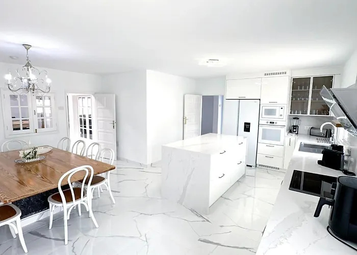 Stunning Sea View Villa With 6 Bedrooms & Heated Pool - Villa Renaissance